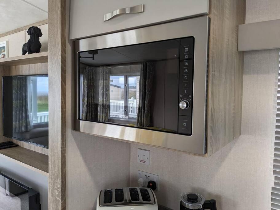 Beautiful Pet Friendly Southerness Caravan With Sea View & Decking Area Mainsriddle Zewnętrze zdjęcie
