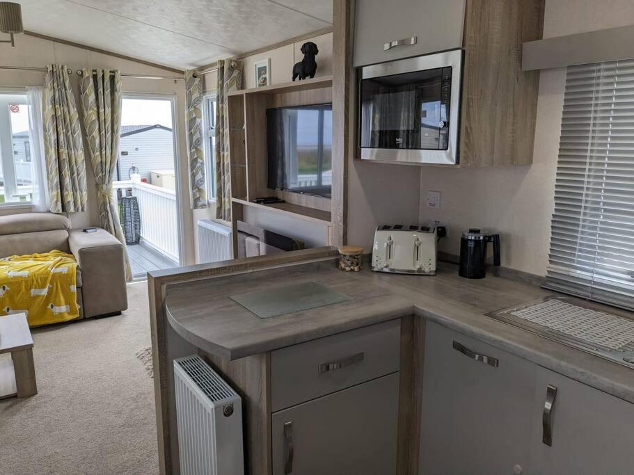 Beautiful Pet Friendly Southerness Caravan With Sea View & Decking Area Mainsriddle Zewnętrze zdjęcie
