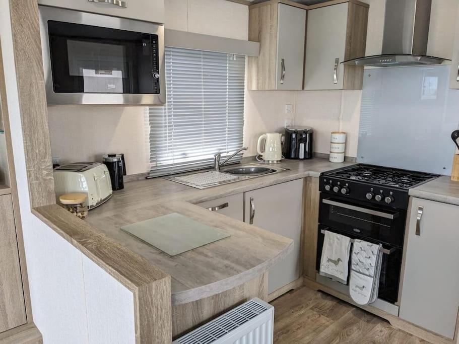 Beautiful Pet Friendly Southerness Caravan With Sea View & Decking Area Mainsriddle Zewnętrze zdjęcie