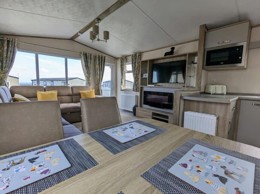 Beautiful Pet Friendly Southerness Caravan With Sea View & Decking Area Mainsriddle Zewnętrze zdjęcie