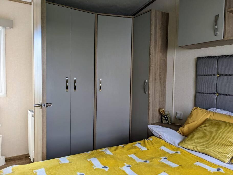 Beautiful Pet Friendly Southerness Caravan With Sea View & Decking Area Mainsriddle Zewnętrze zdjęcie