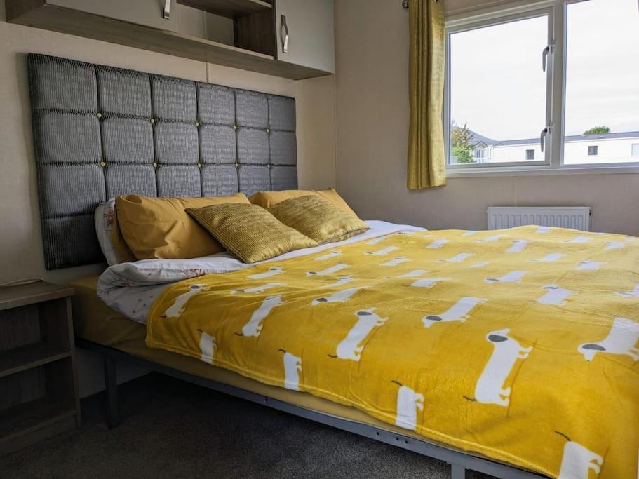 Beautiful Pet Friendly Southerness Caravan With Sea View & Decking Area Mainsriddle Zewnętrze zdjęcie
