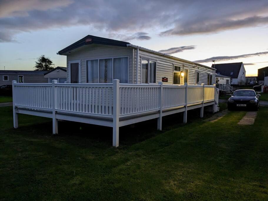 Beautiful Pet Friendly Southerness Caravan With Sea View & Decking Area Mainsriddle Zewnętrze zdjęcie