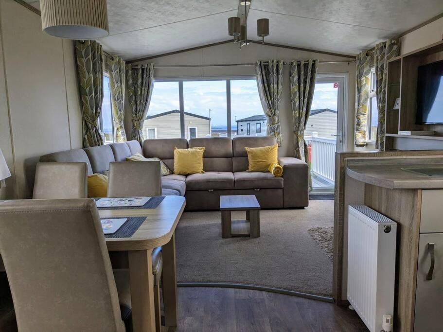 Beautiful Pet Friendly Southerness Caravan With Sea View & Decking Area Mainsriddle Zewnętrze zdjęcie