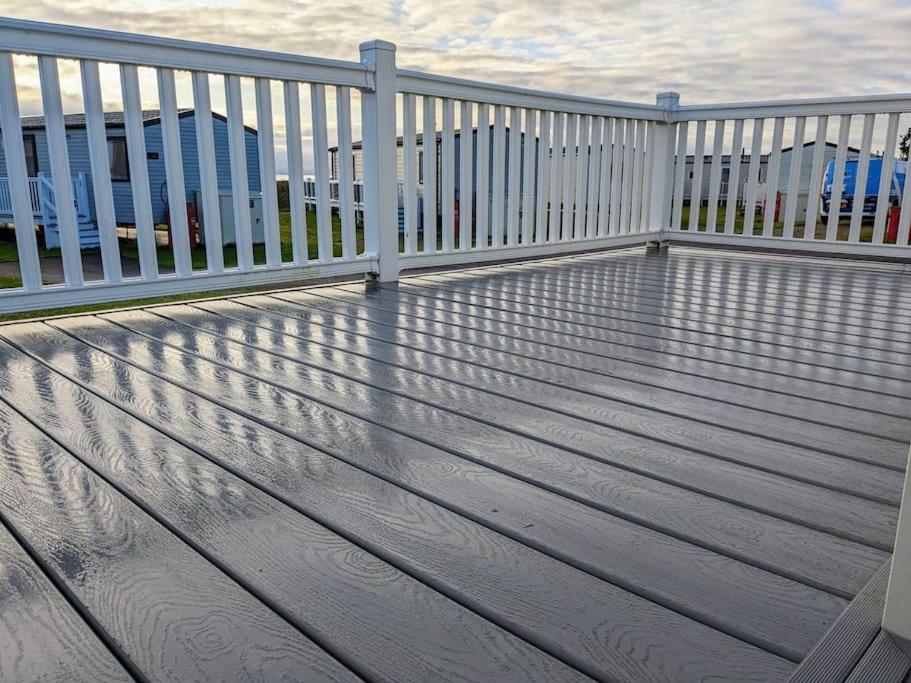 Beautiful Pet Friendly Southerness Caravan With Sea View & Decking Area Mainsriddle Zewnętrze zdjęcie